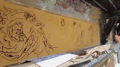 Sgraffito w trakcie rekonstrukcji. Wydrapywanie rysunku przy użyciu precyzyjnego rylca(ul. Sobieskiego 5). Fot. ze zbior&oacute;w autorki